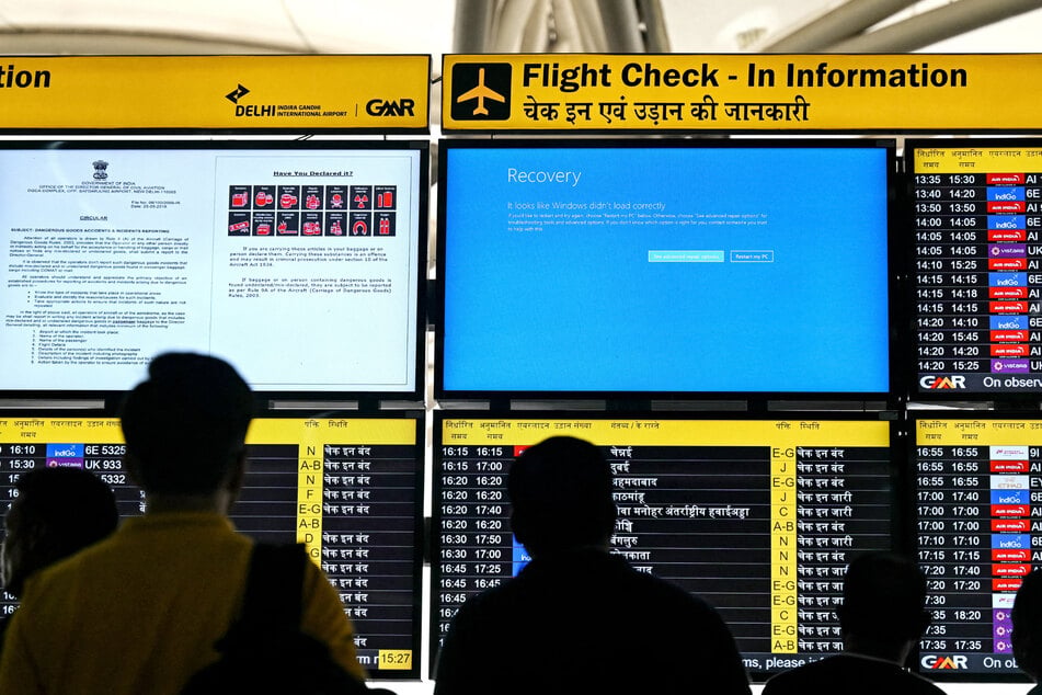 Far-right trolls block Indian H-1B visa holders from entering US with "clog the toilet" campaign