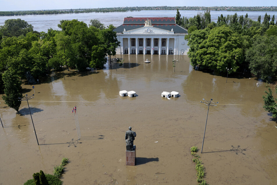 Ukraine dam explosion among "largest disasters" in decades, putting thousands at risk