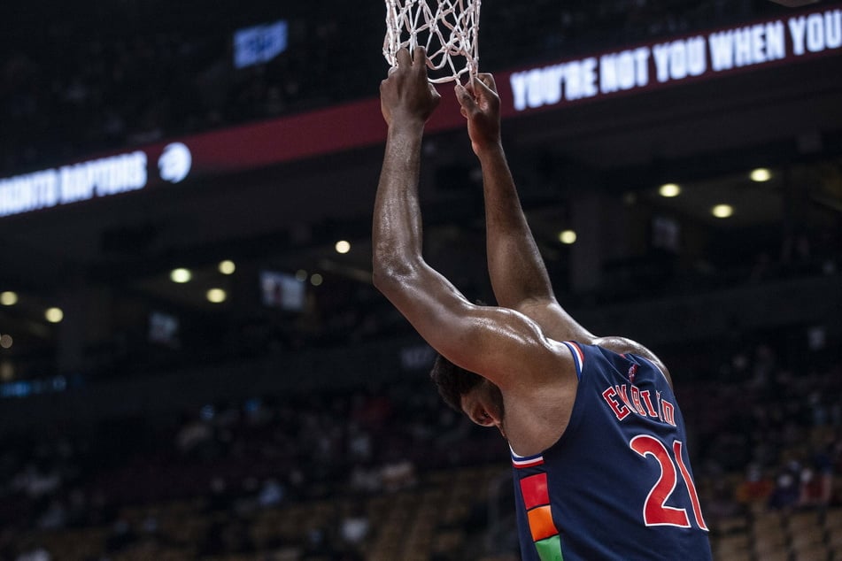 The Sixers' Joel Embiid grabbed 26 points against the Lakers.