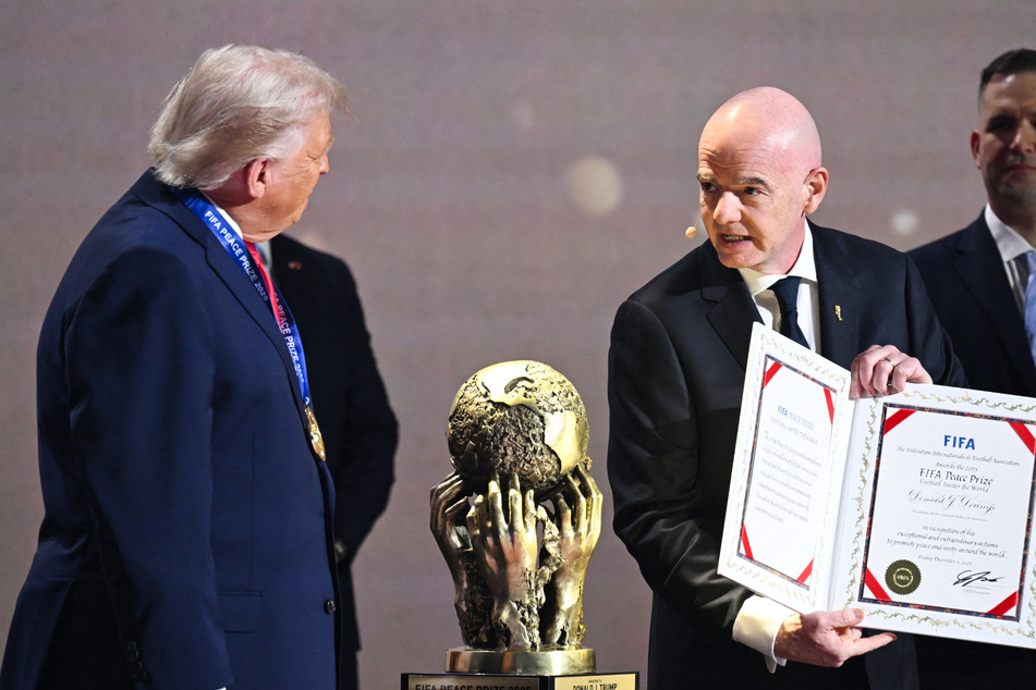 FIFA chief Gianni Infantino (r.) awarded Donald Trump with an inaugural "peace" prize back in December.