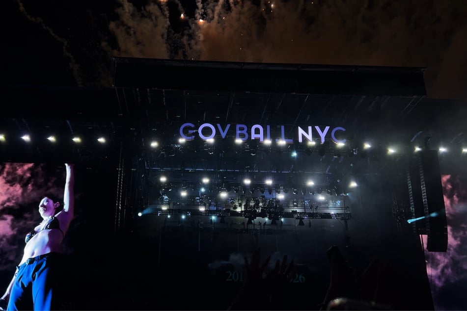 Lorde wrapped up her set with fireworks and a chat of "Go Knicks!"