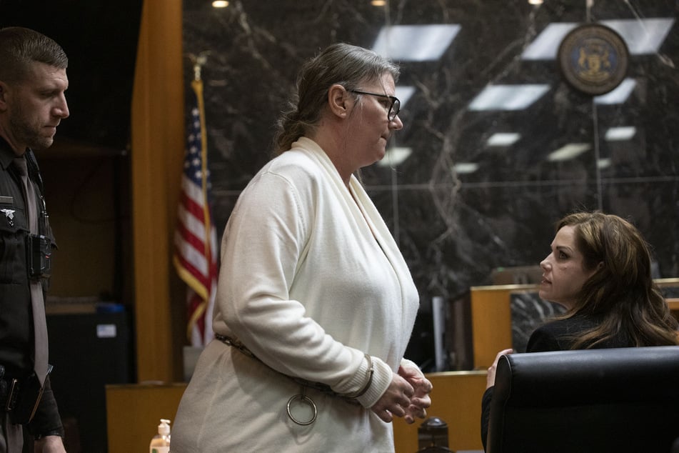 Jennifer Crumbley (c.), the mother of Oxford school shooter Ethan Crumbley, in court for involuntary manslaughteron February 5, 2024 in Pontiac, Michigan.