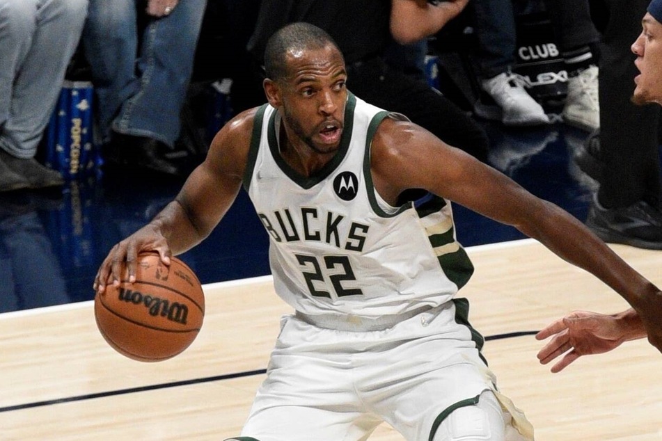 Bucks forward Khris Middleton led his team with 26 points against the Mavs.