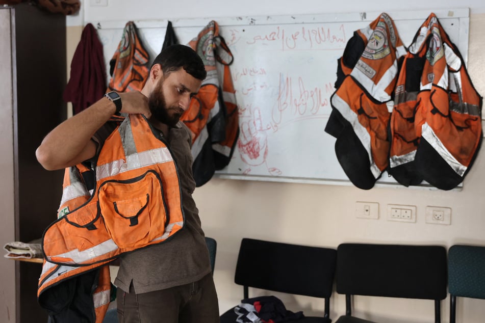 Gaza's civil defense agency has accused Israel of threatening to "bomb and kill" its crews, saying that it can no longer provide rescue services in the north.