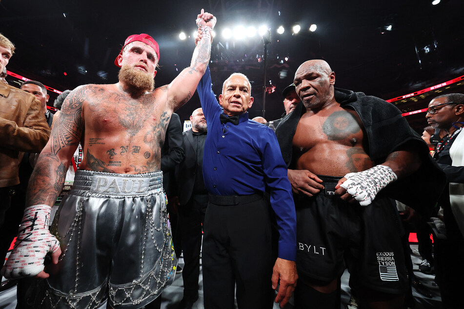 YouTuber-turned-boxer Jake Paul (l.) won his fight with former heavyweight champion Mike Tyson, who stepped into the ring for the first time in 19 years.