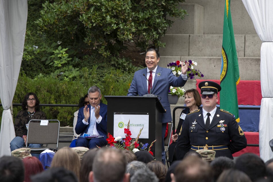 Washington Secretary of State Steve Hobbs (c.) said he would like to the US Supreme Court decide the issue of Trump's eligibility to run for office.