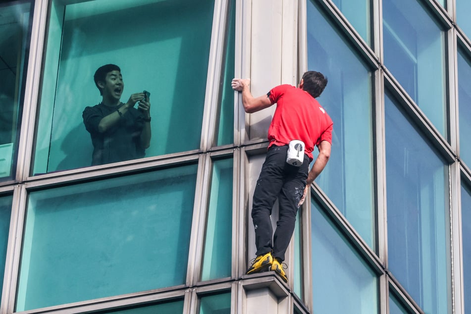 Free climber scales Taiwan's tallest building in shocking feat live on Netflix: "You can do hard things!"