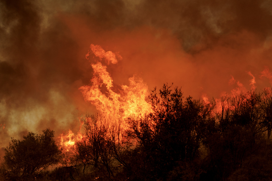 Wildfire north of Los Angeles forces thousands to evacuate