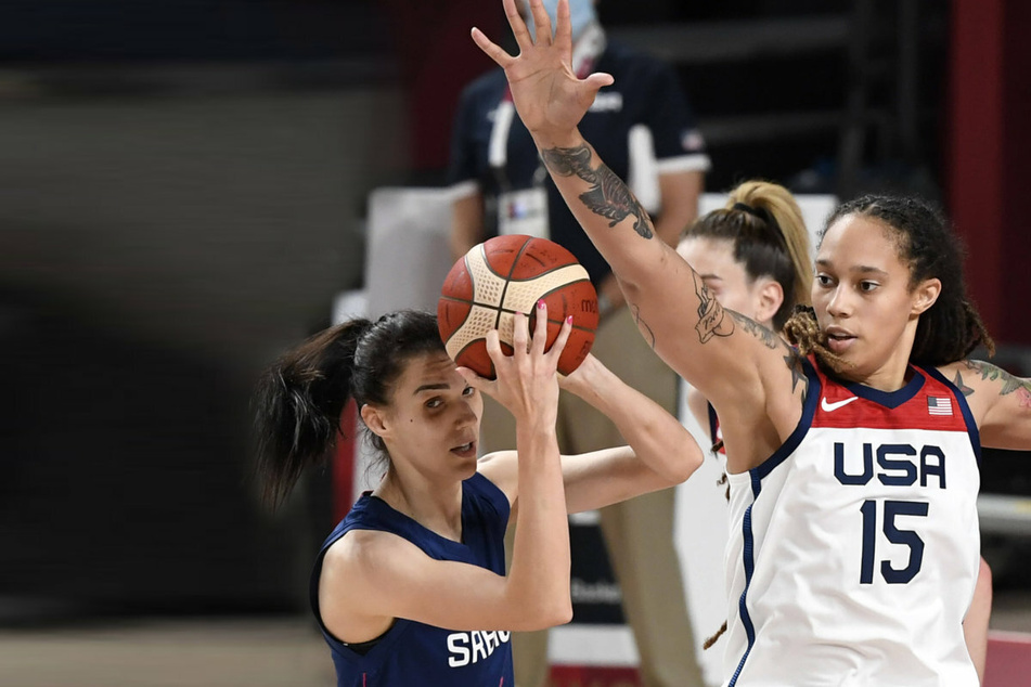 US thrashes Serbia to reach Olympic women's basketball final
