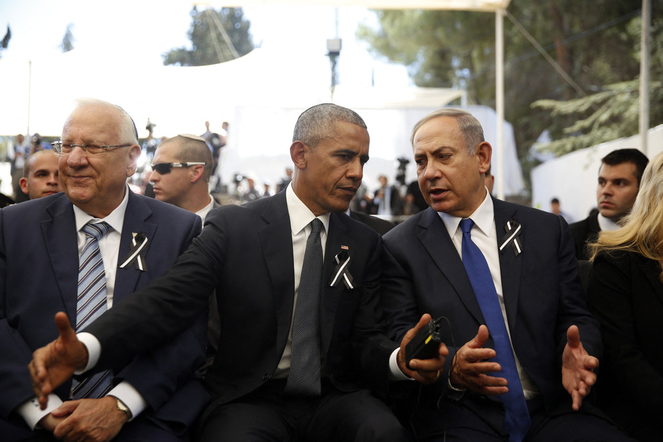 Former President Barack Obama (c.) warned Israel and its PM Benjamin Netanyahu (r.) that international law must be respected in the war on Gaza.