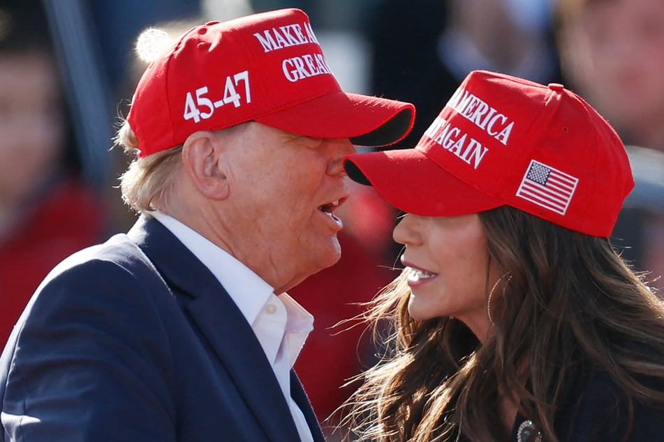 Kristi Noem (r.) is considered a top candidate for the role of Trump's running mate.
