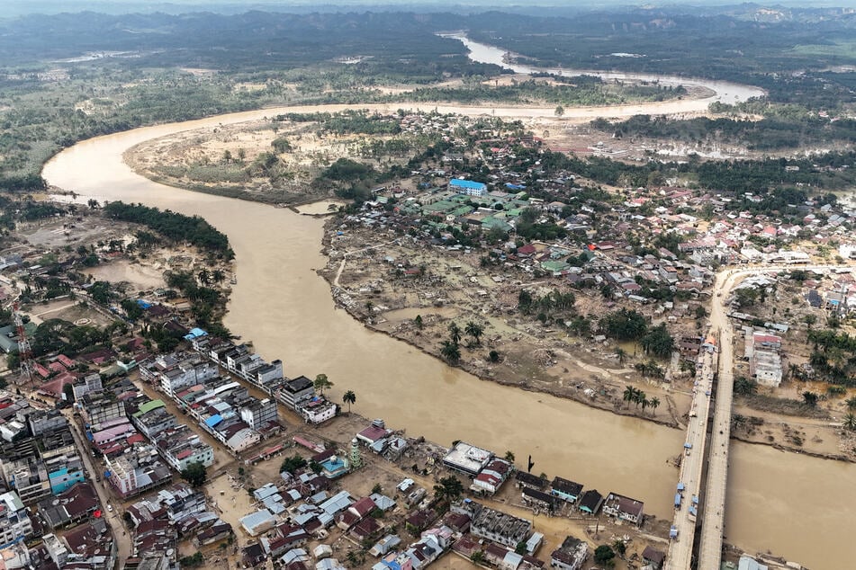 Over 1,000 people are dead or missing after devastating floods and landslides hit the Indonesian island of Sumatra.