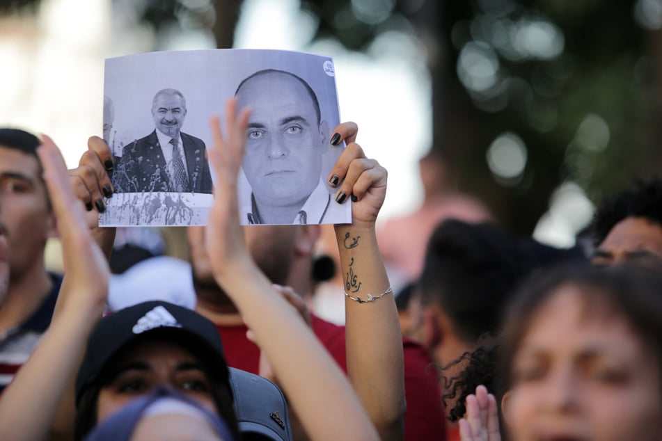 Palestinians gather in Ramallah to protest the death of human rights activist Nizar Banat (†86).