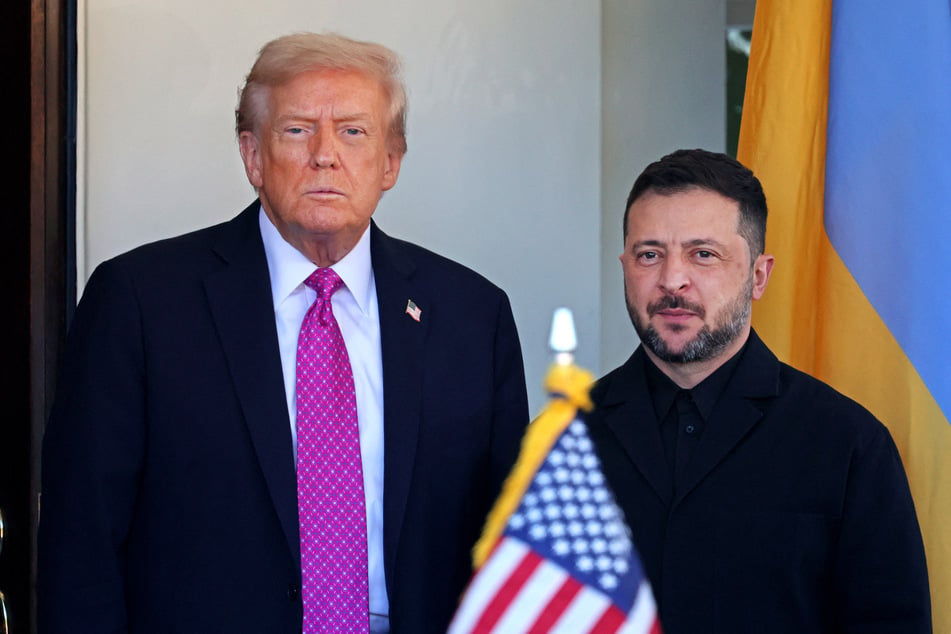 US President Donald Trump (l.) welcomes Ukrainian President Volodymyr Zelensky as he arrives for a meeting at the White House in Washington DC on October 17, 2025.