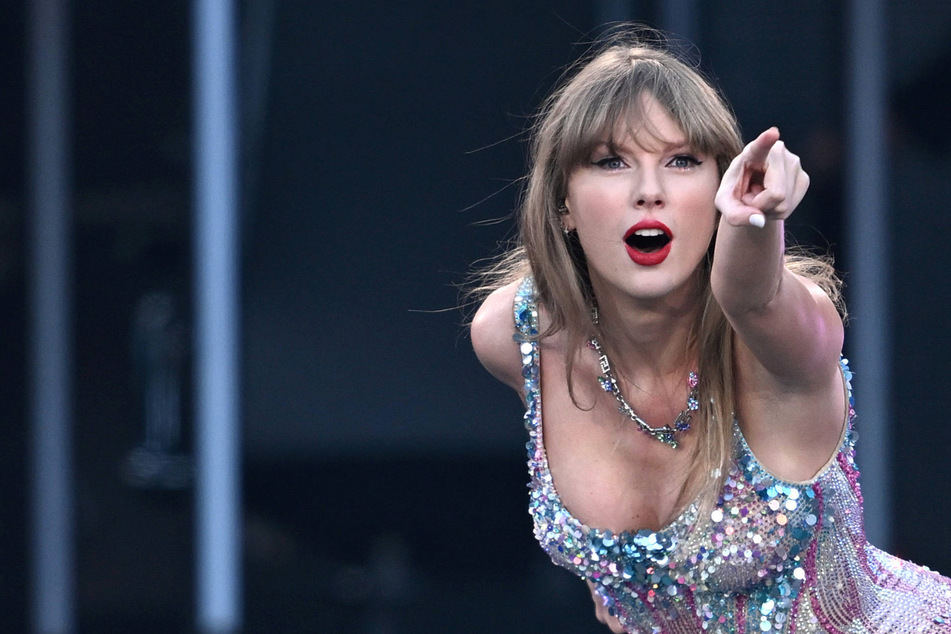 Taylor Swift performs epic surprise song mashup at The Eras Tour in Melbourne!