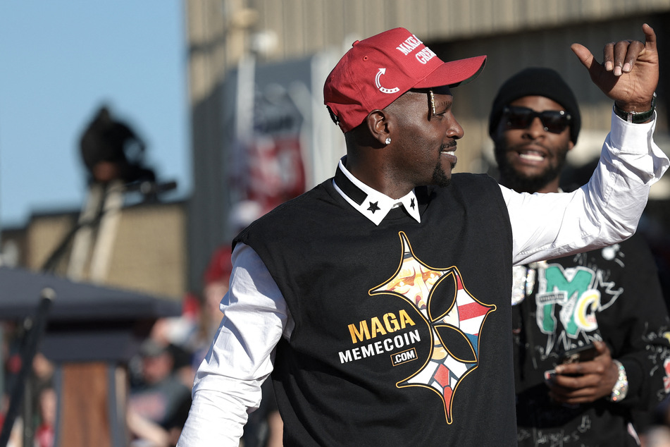 Ex-Steelers and Buccaneers star Antonio Brown (c.) has an arrest warrant out on his name after he was charged with attempted murder.