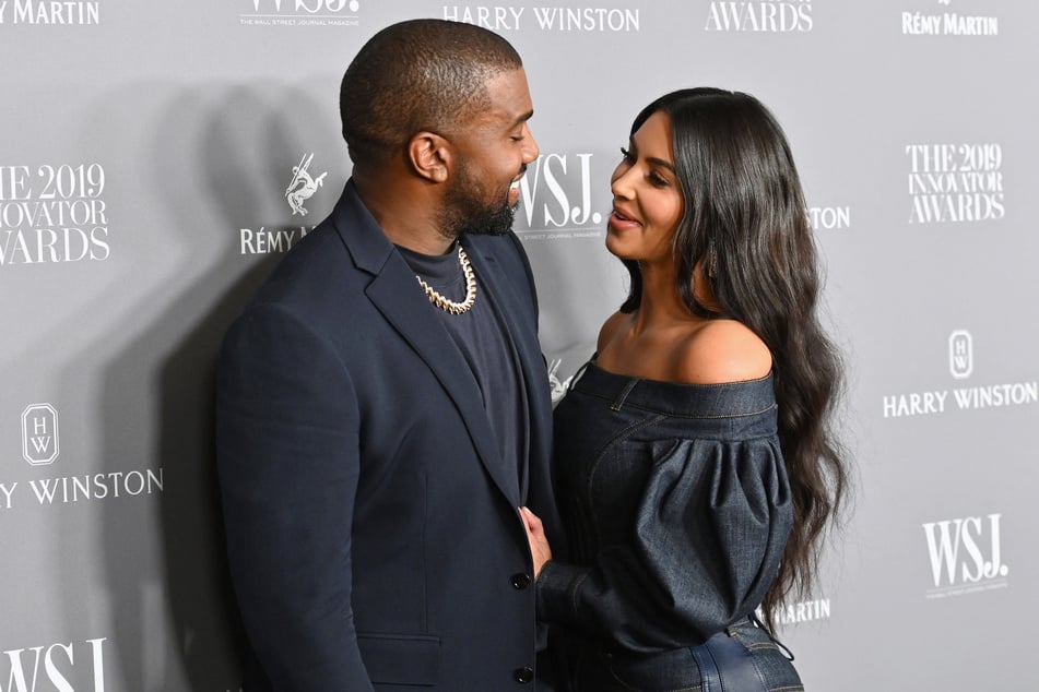 Kanye West (l.) is allegedly asking for money from his ex-wife Kim Kardashian.
