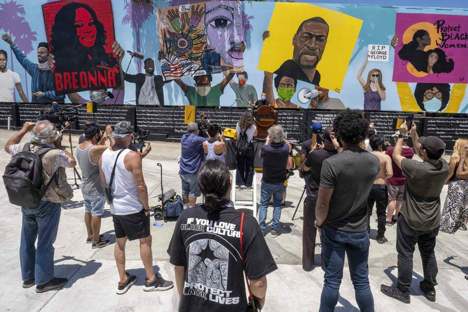 A mural of George Floyd outside the Laugh Factory comedy club in LA was vandalized.