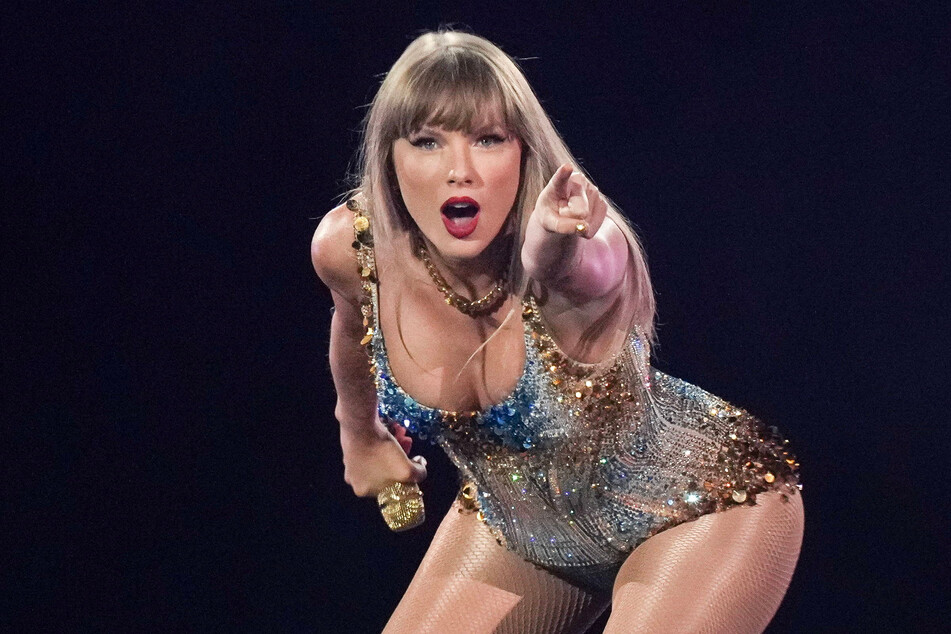 Taylor Swift has given fans a new peek at her re-recording of Reputation by debuting Look What You Made Me Do (Taylor's Version) on The Handmaid's Tale.