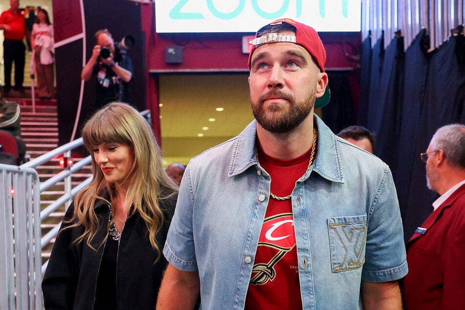 Taylor Swift (l.) and Travis Kelce are said to have burned their wedding decorations.