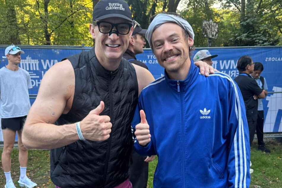Harry Styles (r.) had one direction in mind when he joined the 2025 Berlin Marathon under a false name!