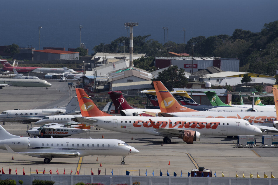 Venezuela bans airlines over "terrorism" after suspension of flights due to US warnings