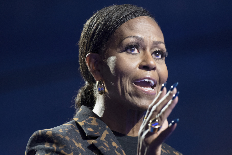Michelle Obama rushed to the aid of a tennis player who had an accident.