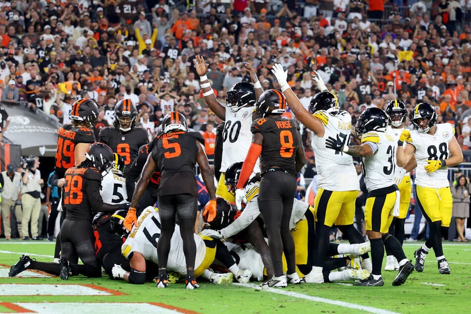 As the clock wound down, the Steelers tied the game with a successful two‑point conversion. However, seconds before the final whistle, the Cleveland Browns took the lead and secured the win.