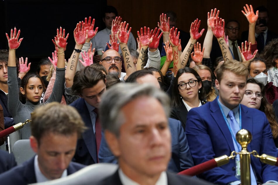 Secretary of State Antony Blinken (c.) was interrupted several times by protesters demanding an end to US military funding for Israel.