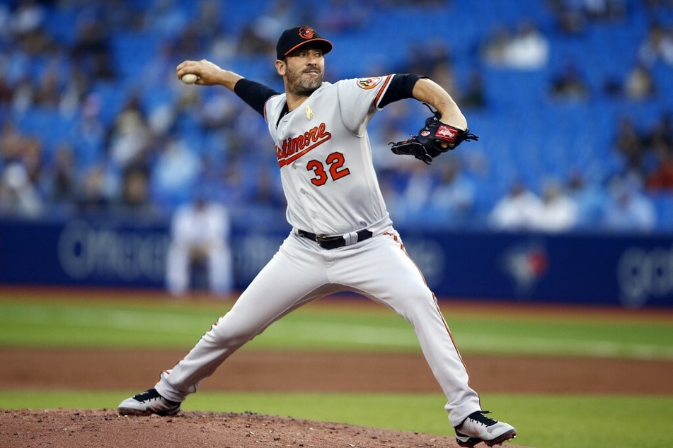 MLB suspends Matt Harvey for drug distribution