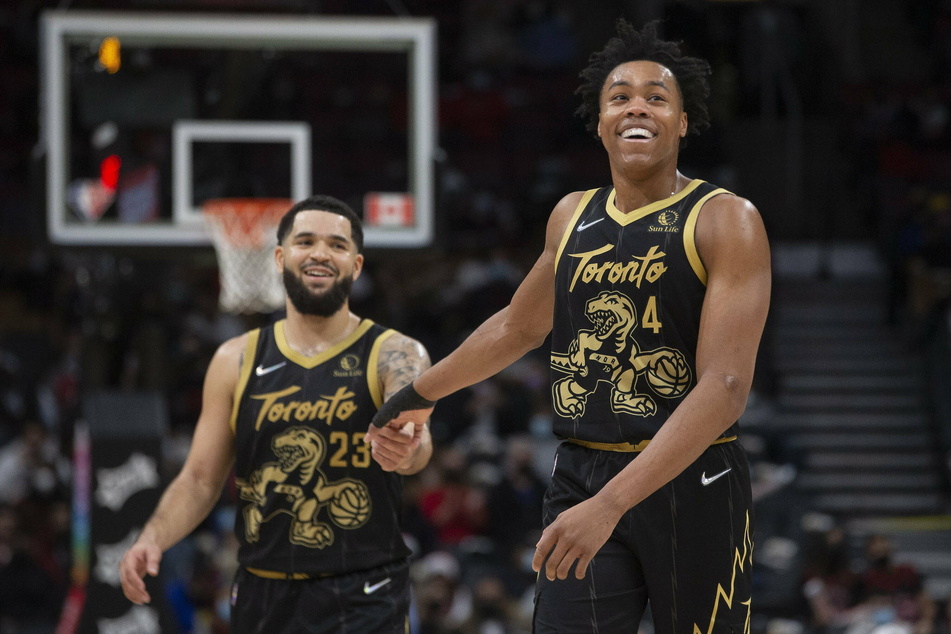 Scottie Barnes (r.) chipped in with 21 points against the Warriors.