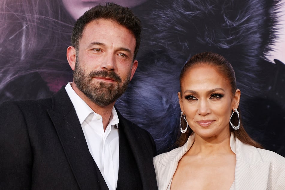 Jennifer Lopez (r.) and Ben Affleck have reached a settlement in their divorce four months after the singer initially filed.