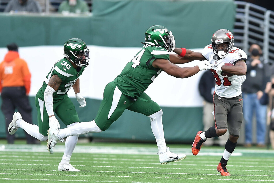 Antonio Brown (r.) during Sunday's game against the New York Jets at MetLife Stadium in New Jersey, before he walked off the field.