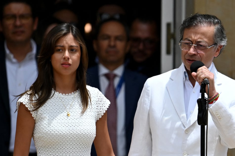 Outgoing President Gustavo Petro (r) spoke next to his daughter outside of the presidential residence ahead of Friday's inauguration.