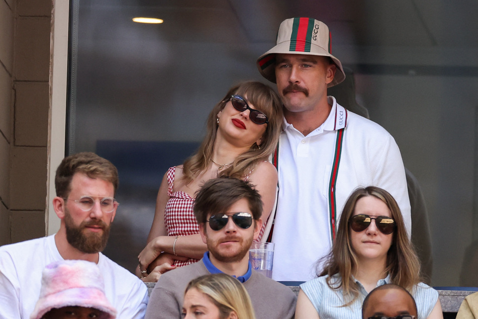 Travis Kelce (r.) and Taylor Swift (l.) have been an official couple since September 2023.
