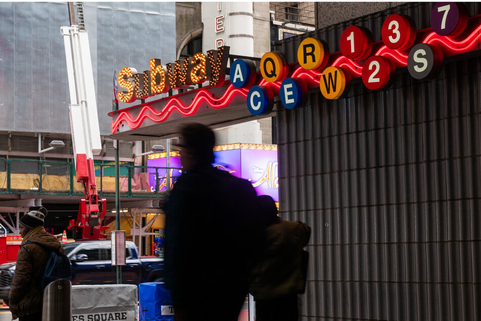 Man dies after being pushed onto New York City subway tracks