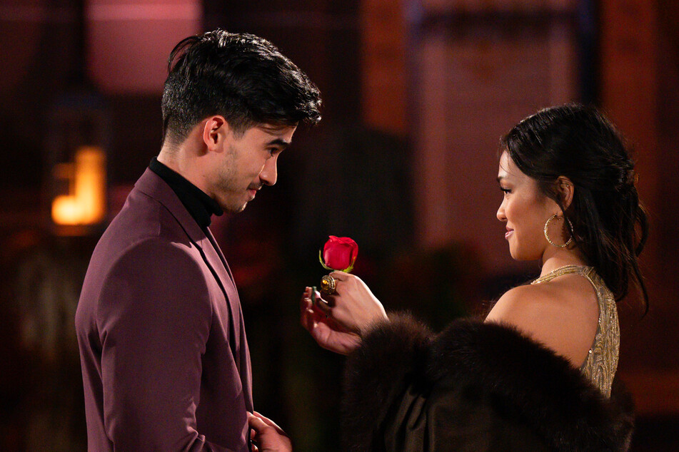 Thomas N. (l.) couldn't hide his frustrations at losing time with Jenn during episode 2.