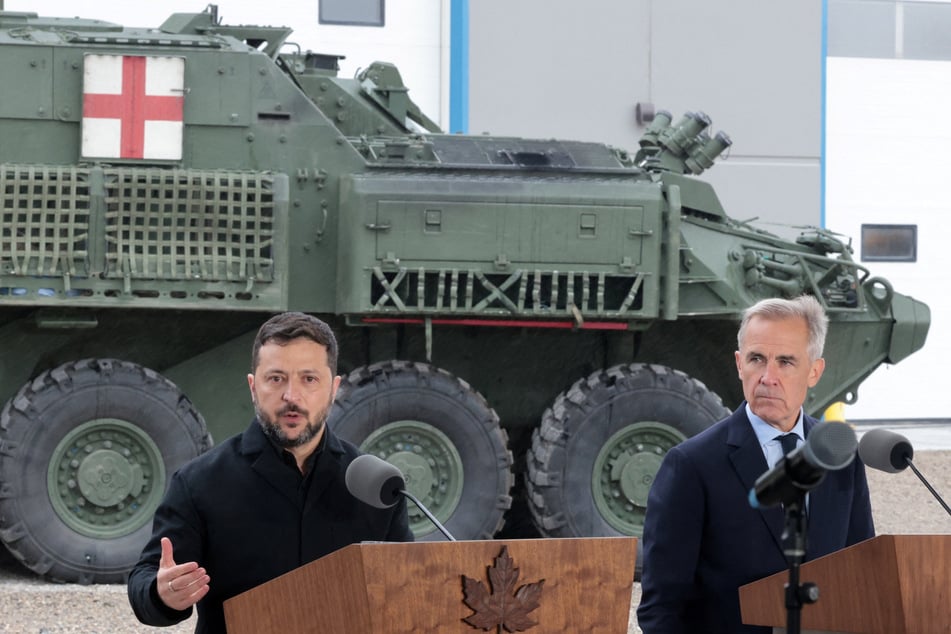 Mark Carney (r) emphasized that Canada was hoping to support Ukraine through another brutal winter with its energy support. President Zelensky will continue his visit with stops in Toronto and North Bay.