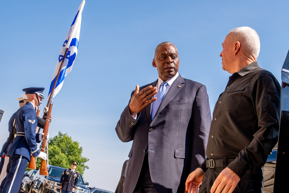 During a trip to Washington to meet US Defense Secretary Lloyd Austin (c.), Israeli Defense Minister Yoav Gallant (r.) threatened to send Lebanon "back to the Stone Age."