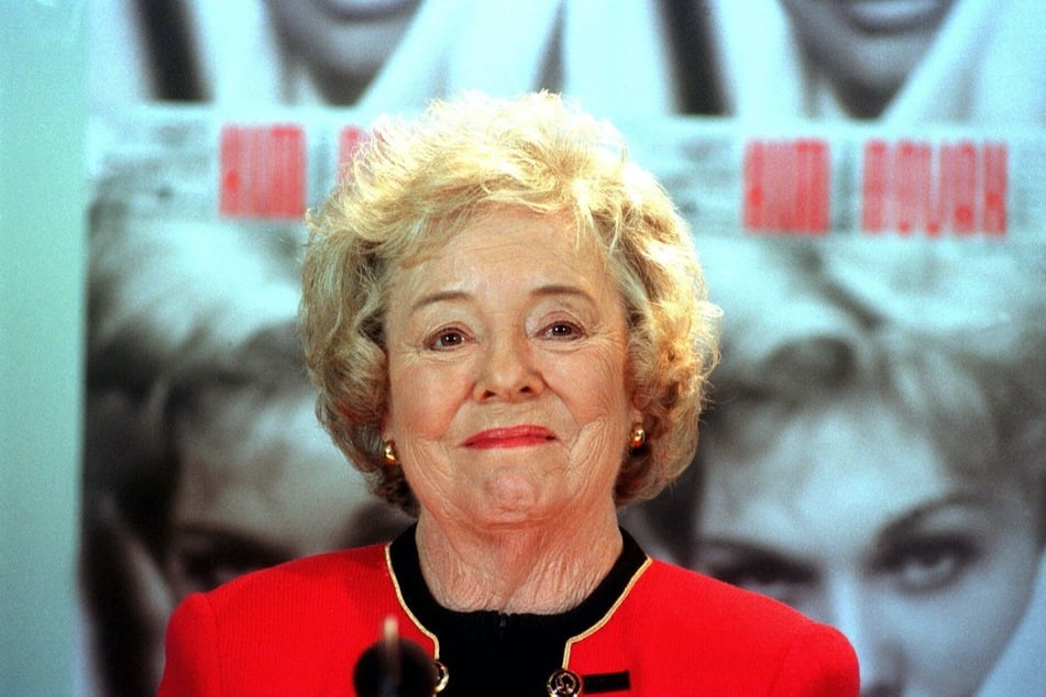Patricia Hitchcock (†93), daughter of director Alfred Hitchcock (†80), has died.