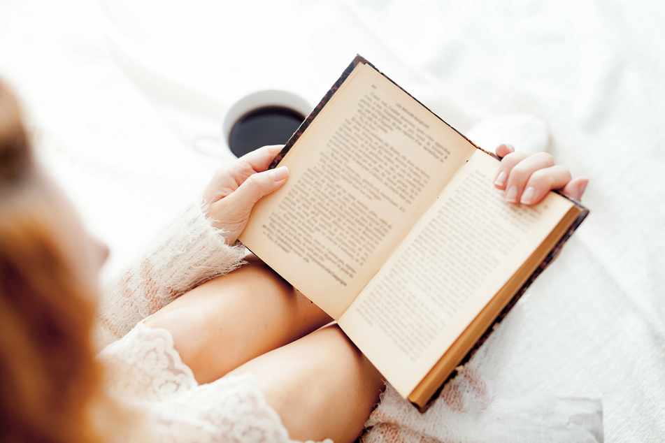 "You're cheating on me!": Man forbids his girlfriend from reading books