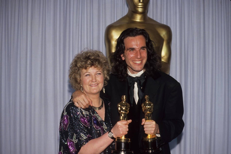 Actors Daniel Day Lewis (r) with Brenda Fricker (l) at the Academy Awards in 1990.