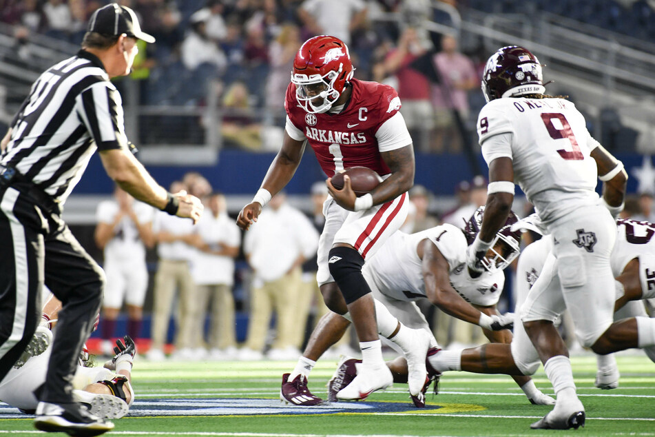 Arkansas quarterback KJ Jefferson (c.) fought through injury to lead his team to a big win over Texas A&M on Saturday.