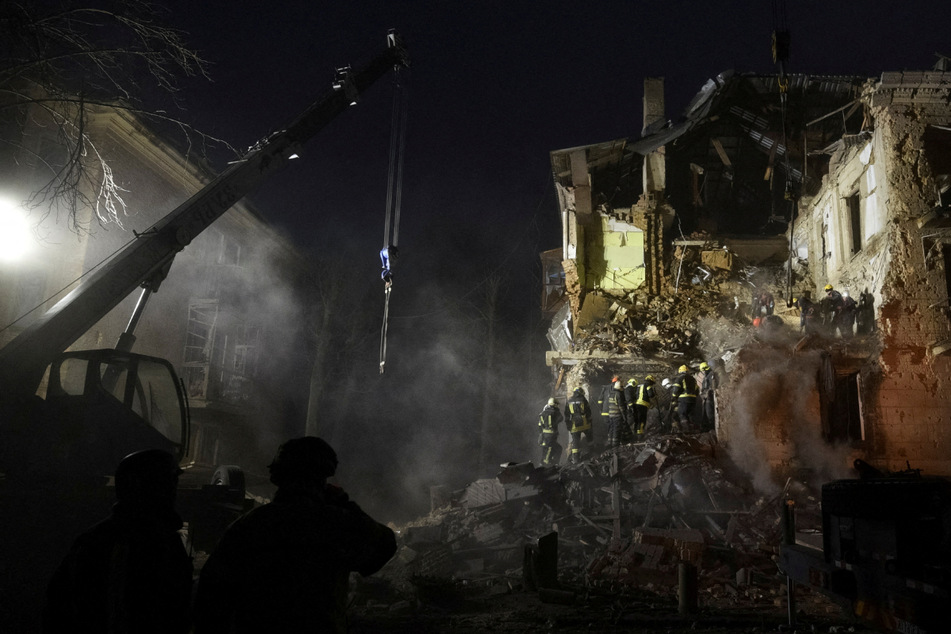 Ukraine war: Kyiv gets power back after Russian missiles plunge capital into darkness