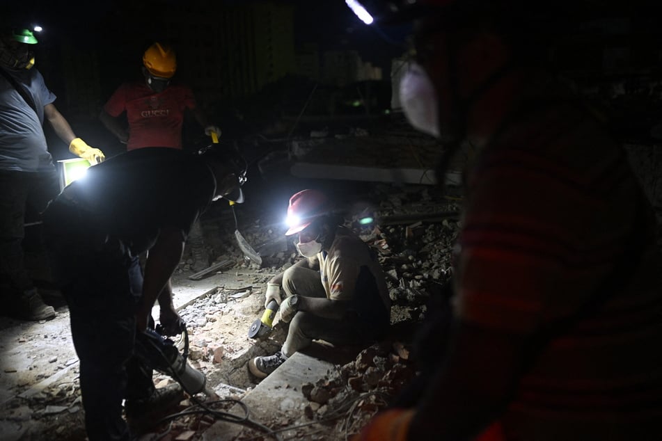 Rescue workers desperately try to save trapped Venezuelan one week after earthquakes