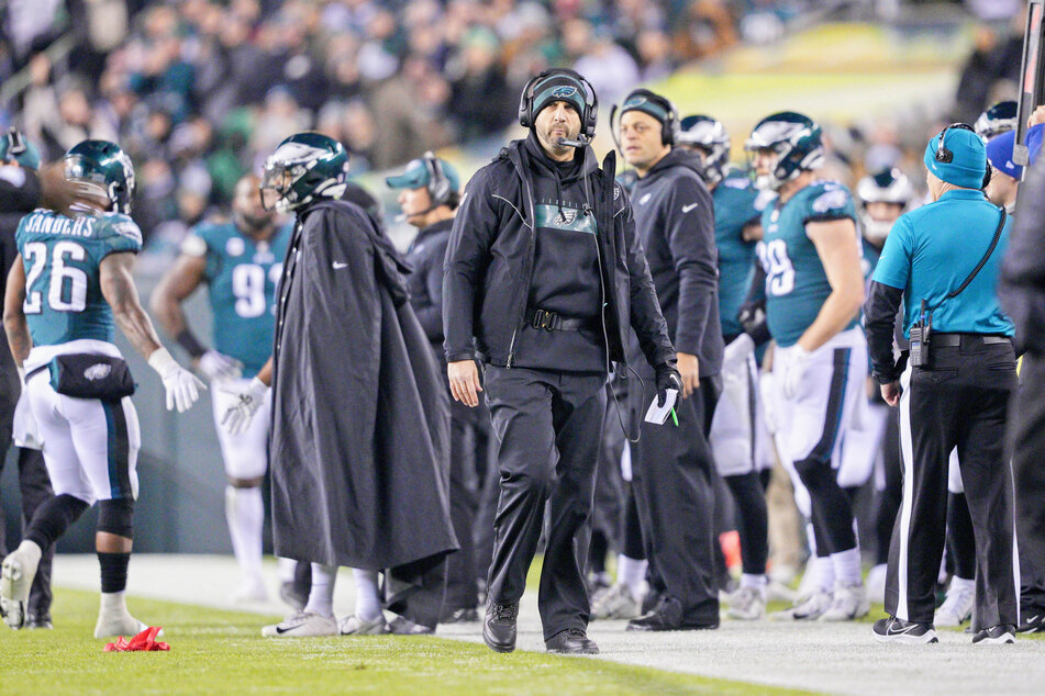 Eagles head coach Nick Sirianni (c.).