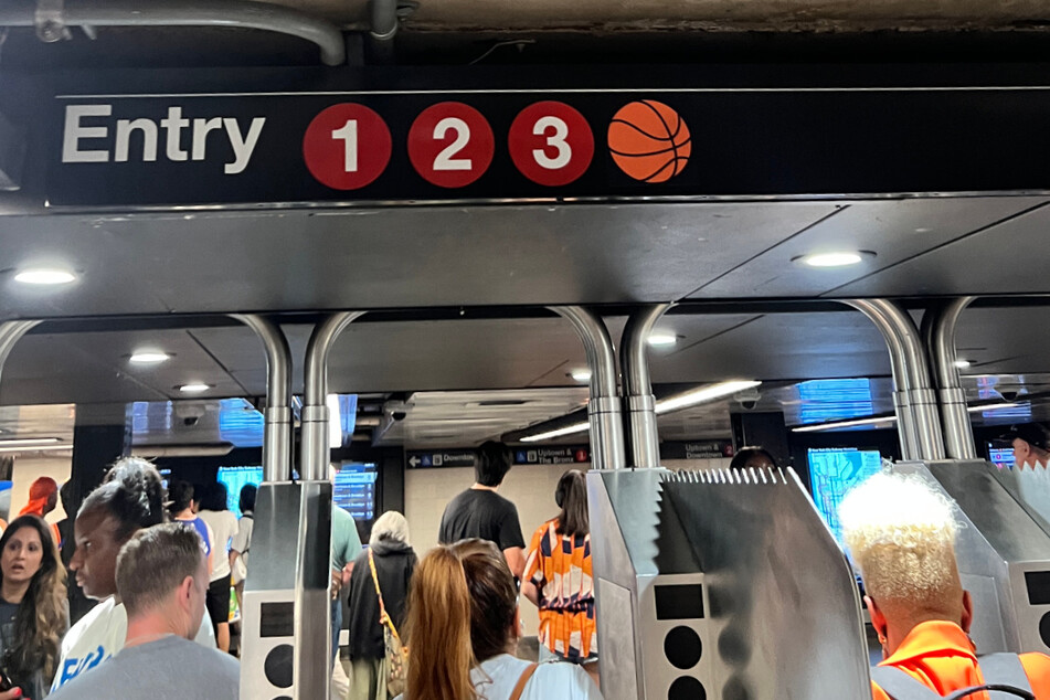 The New York subway showed its basketball spirit on Thursday morning.