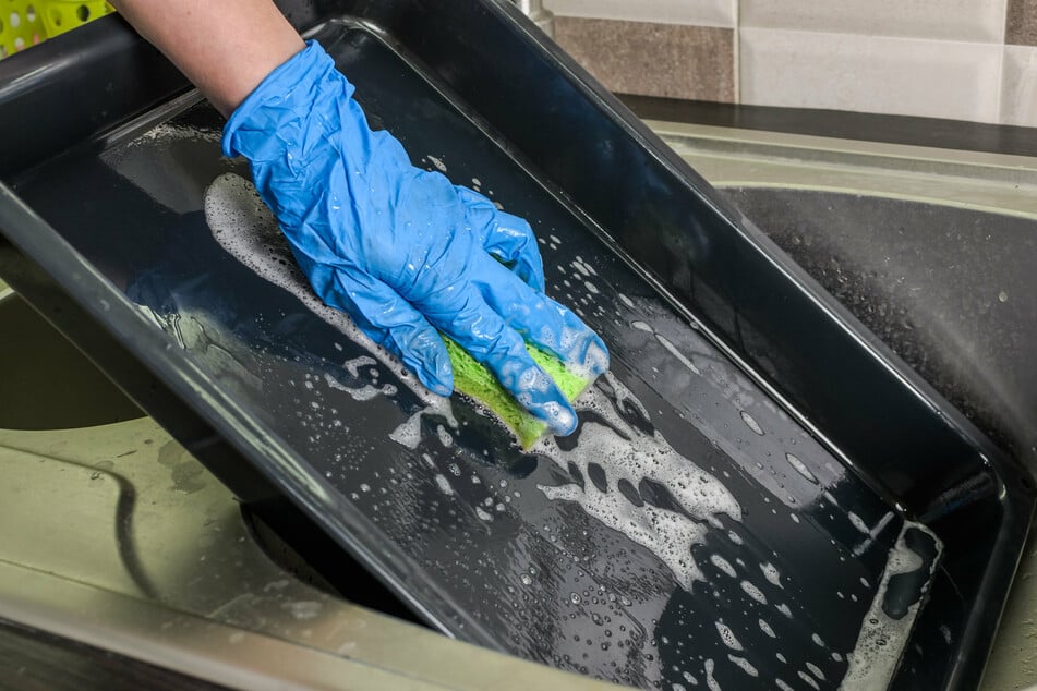 Simple home remedies will do the trick when cleaning a baking sheet.