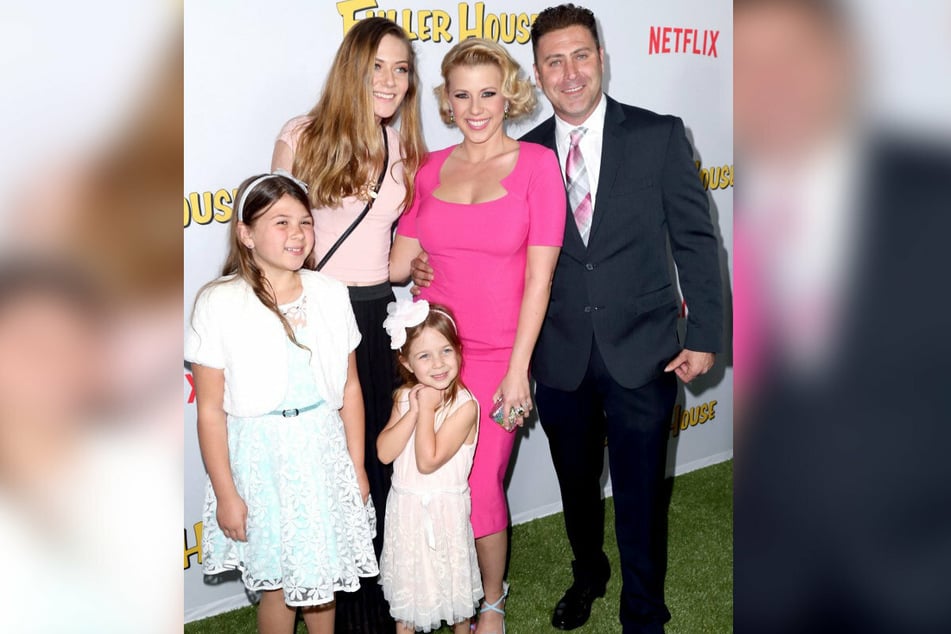 Sweetin (c.) attending the Fuller House premiere in 2016.