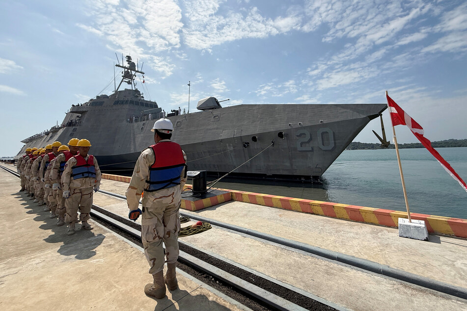 US warship visits Cambodia naval base renovated by China: "The beginning of a longstanding friendship"